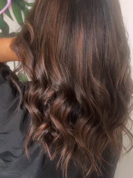 Balayage blond rosé ondulé réalisé par Love Coiff